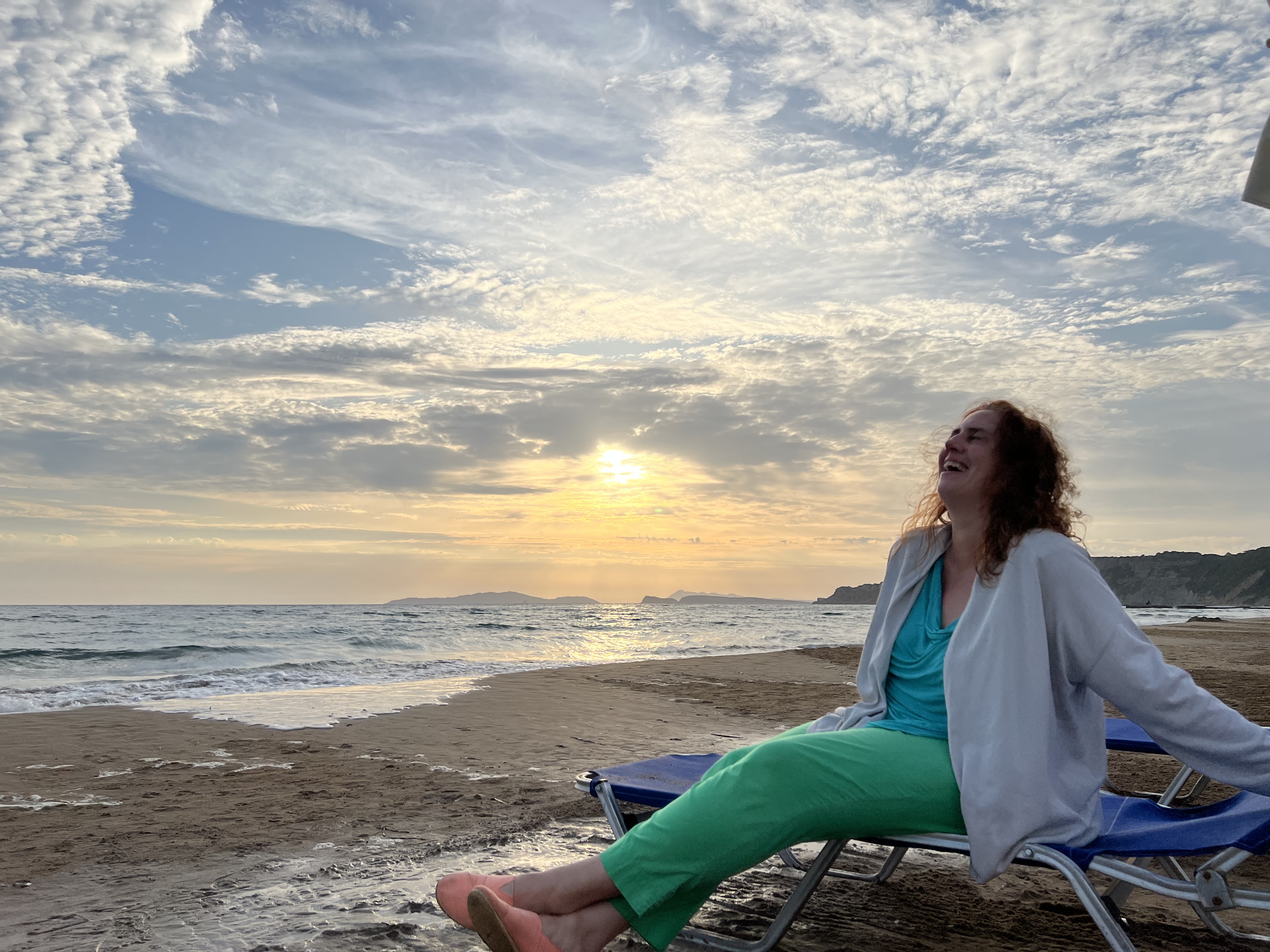 Janina Dahse am Strand bei Sonnenuntergang